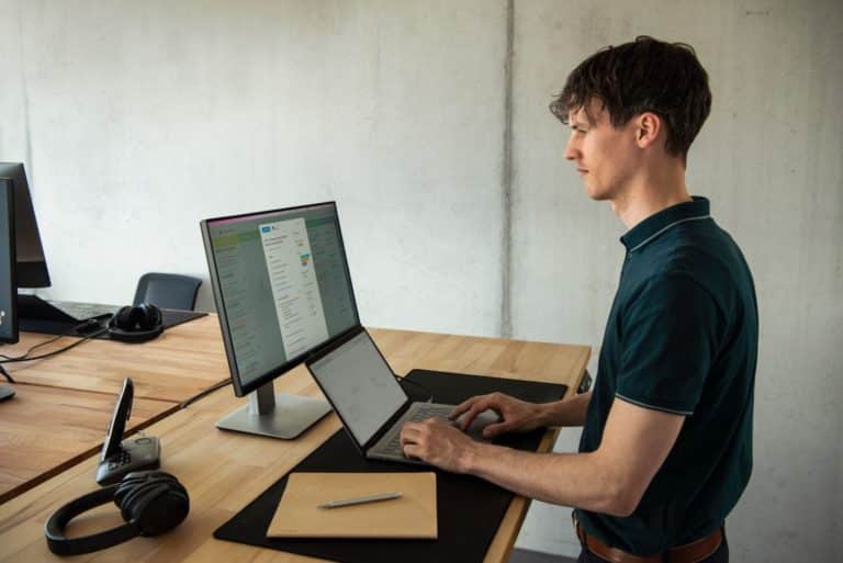 WordPress-Experte Moritz Bappert im Büro plant Termine am Laptop