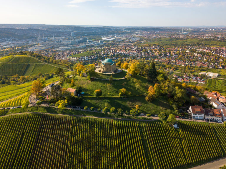 Panorama auf die Stadt Stuttgart mit der Grabkapelle und dem Fußball-Stadion