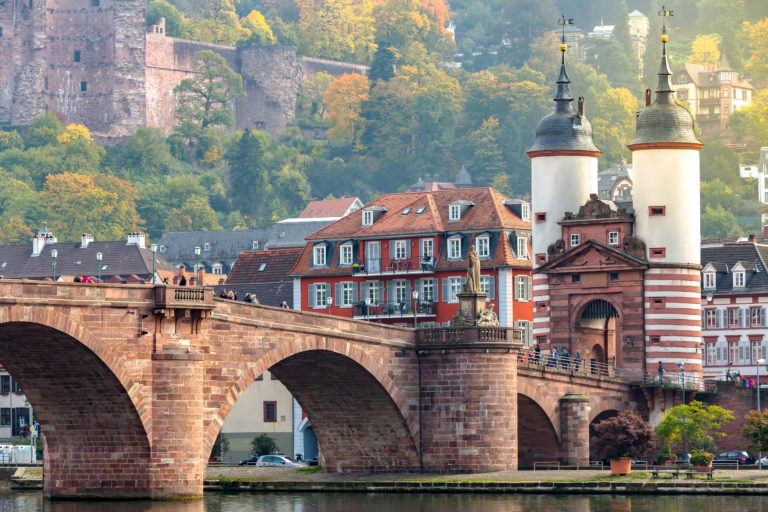 Blick über die Karl-Theodor-Brücke in die Stadt Heidelberg